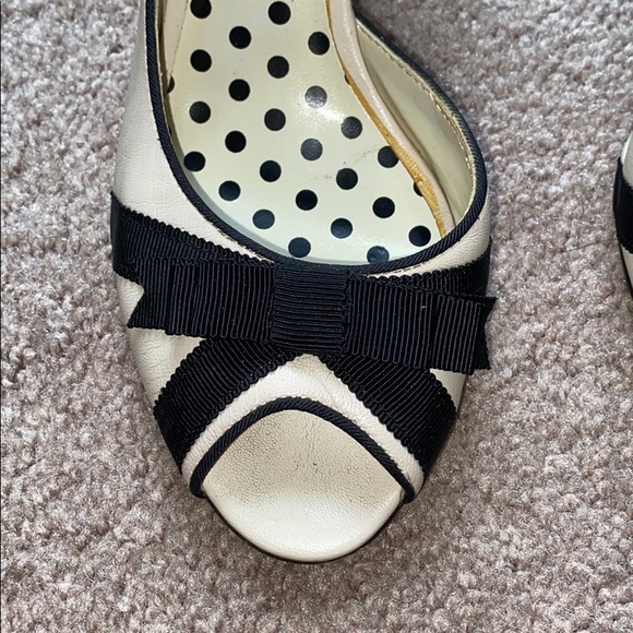 Anne Klein Demos Nude Leather Heel w/ Black Bow - Picture 4 of 14